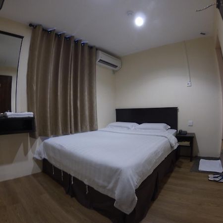 Hotel Kinabalu Кота-Кінабалу Номер фото